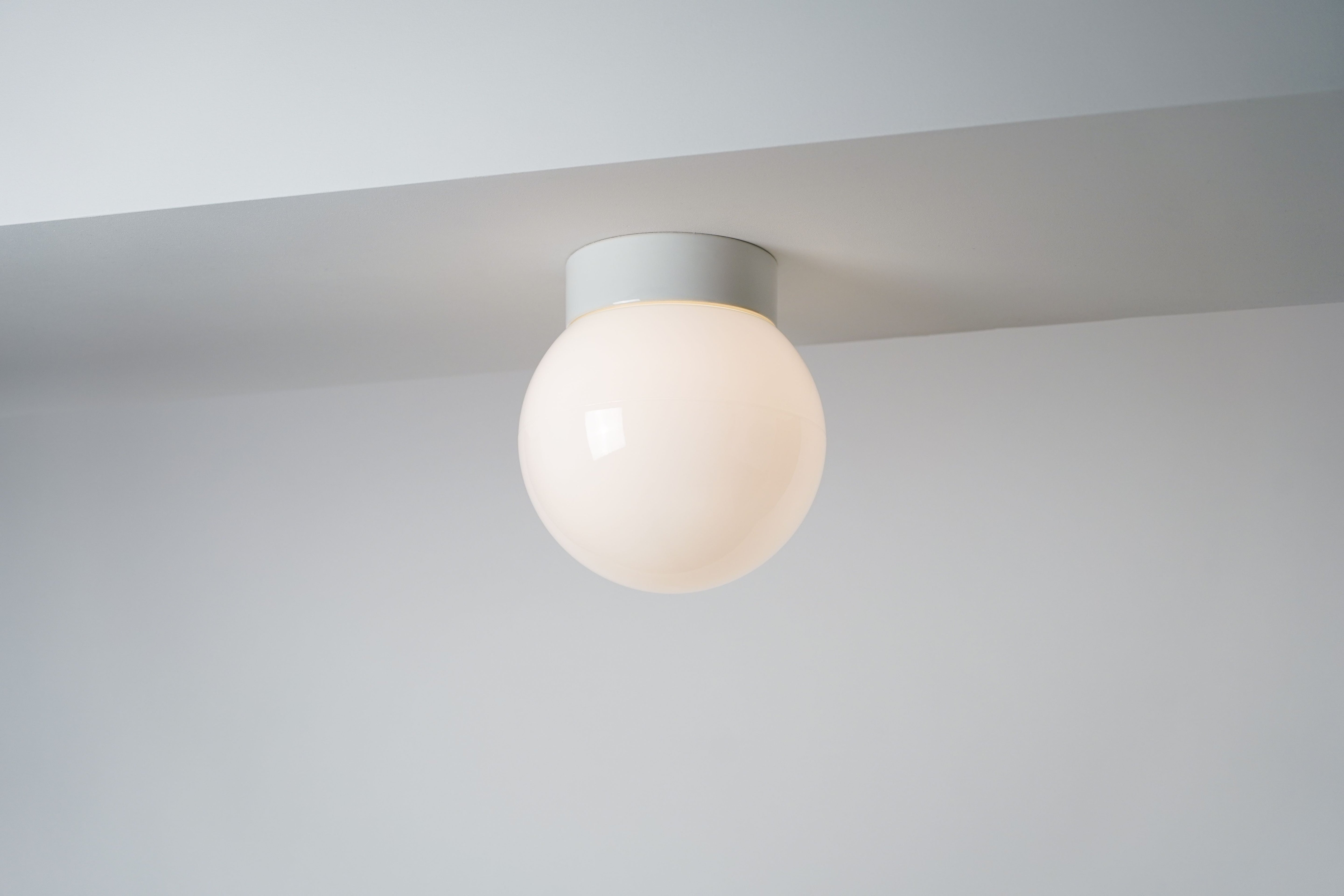 Classic Globe 150 IP20 Opal weiss glänzend | Ifö Electric an Decke montiert