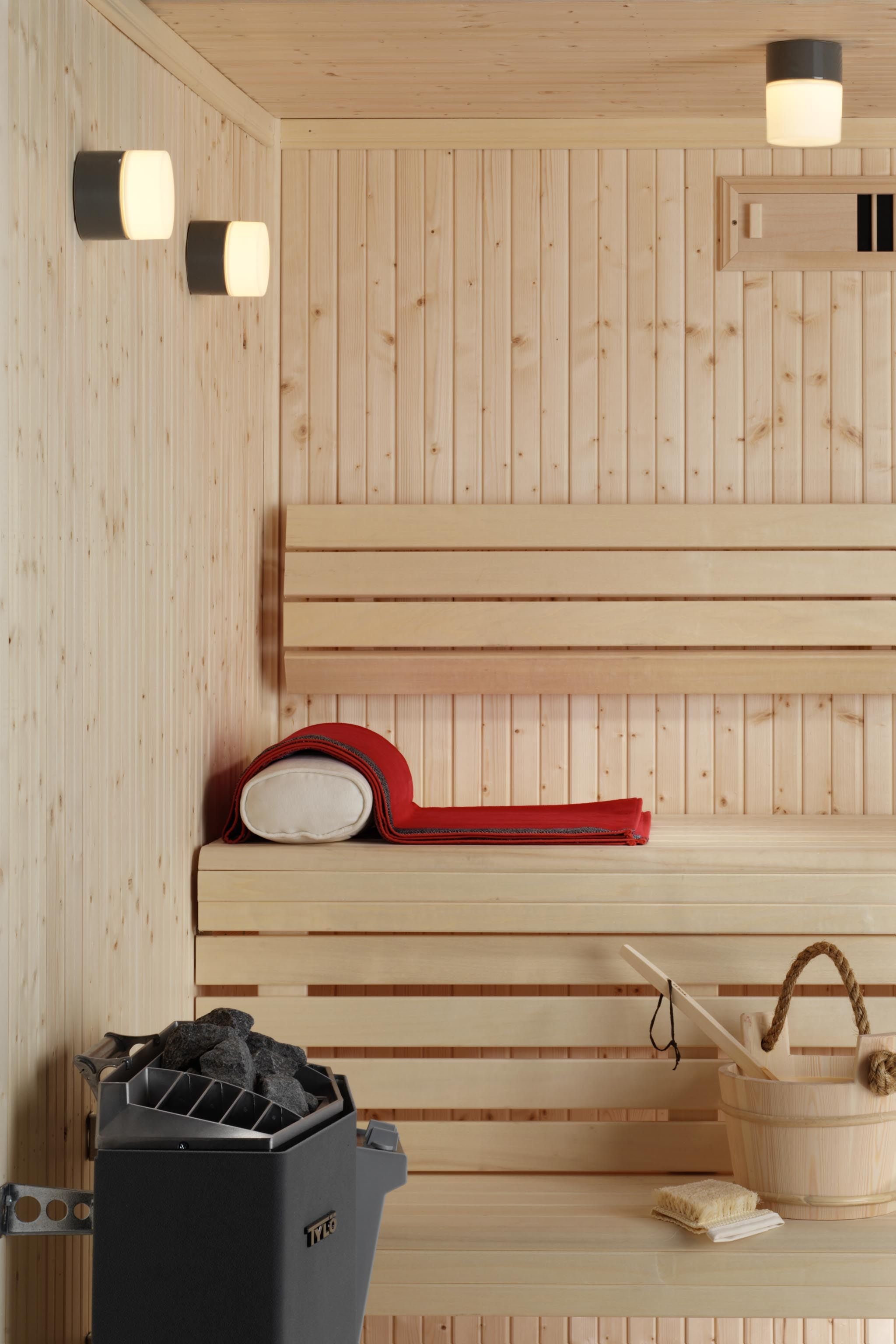 Zwei Wandleuchten Opus 100/100 Sauna G9 – Porzellanleuchten IP44 grau | Ifö Electric in Sauna montiert