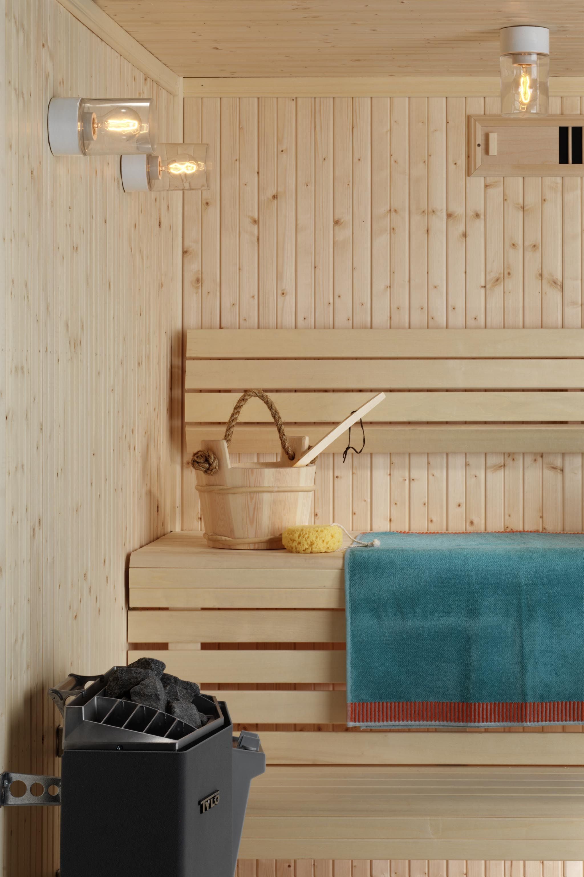 Mehrere weisse Opus 100/175 Sauna E27 Wand-/Deckenleuchte Klarglas – Porzellanleuchten IP44 | Ifö Electric an Saunawand und Saunadecke montiert