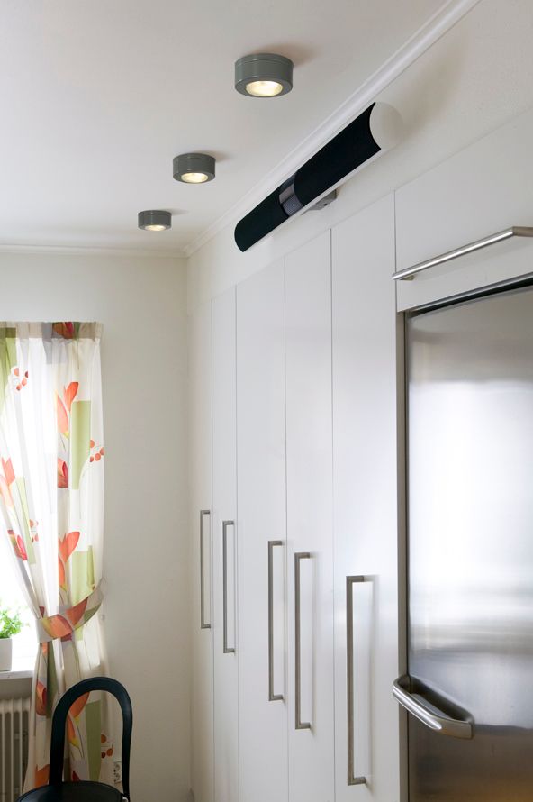 Drei Cool low Wand-/ Deckenleuchte – Porzellanleuchte GX53 IP23 grau | Ifö Electric an Decke vor Küchenschränken montiert