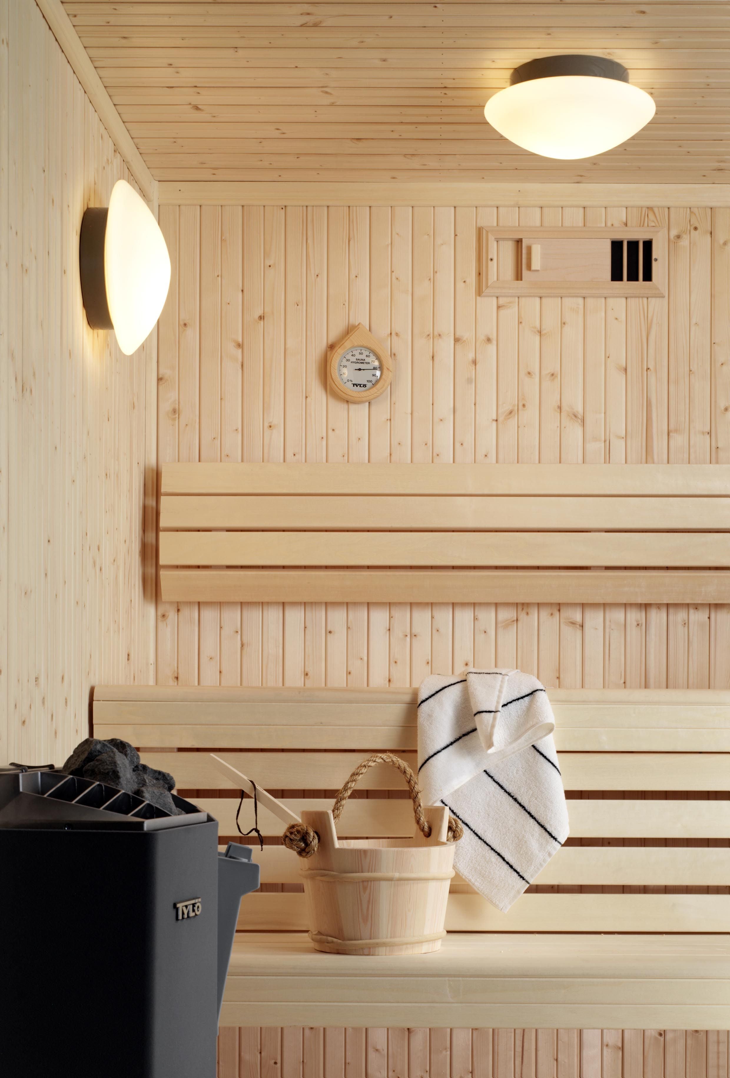 Zwei Contrast Solhem Sauna Wand-/ Deckenleuchte Porzellanleuchte IP44 E27 grau | Ifö Electric in Sauna an Wand und Decke montiert